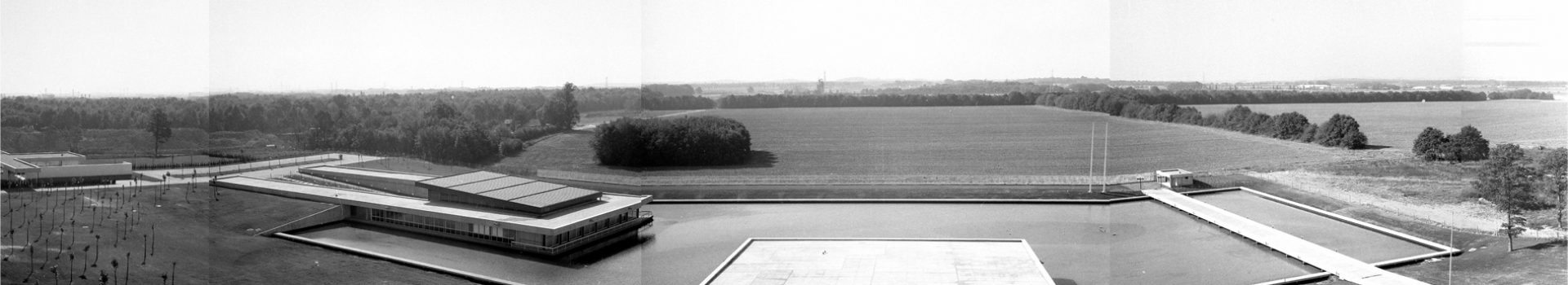Panorama d’Évry en 1971 : la préfecture et ses bassins au milieu des champs